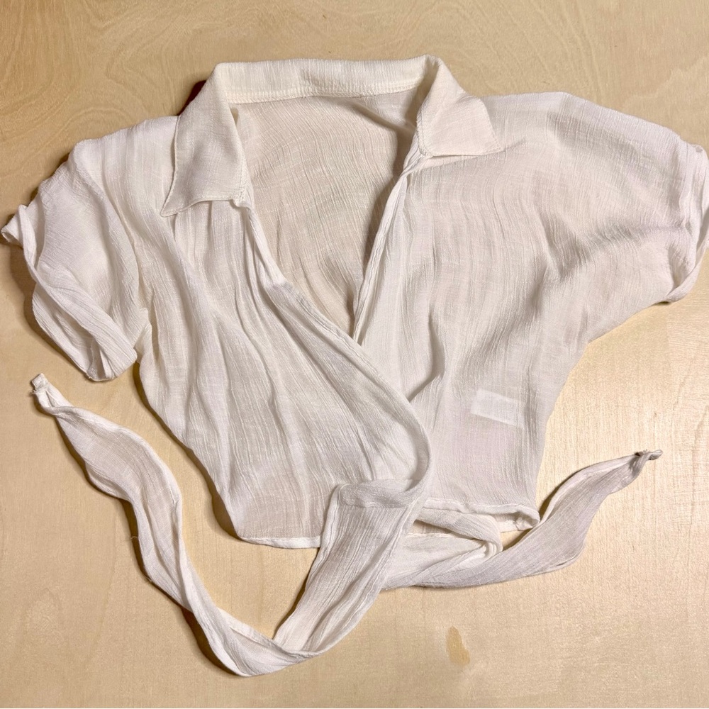 Lightweight White Tie-Front Collared Crop Top